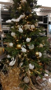 Kerstboom met zwarte, witte en gouden decoratie.