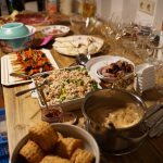 Tafel vol met gerechten voor het kerstbuffet