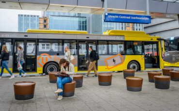 U-OV bussen op Utrecht CS met enkele passagiers.