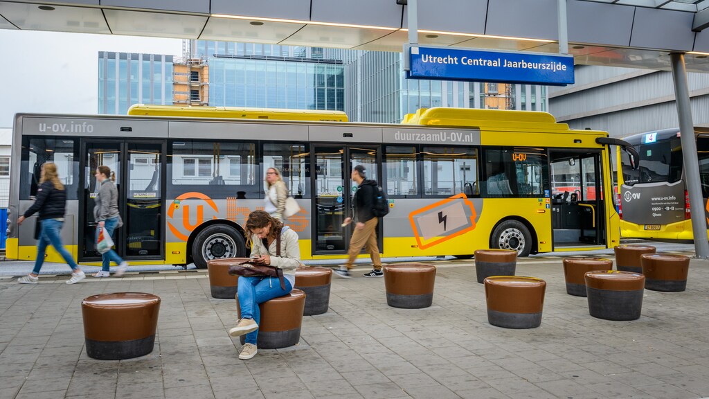 U-OV bussen op Utrecht CS met enkele passagiers.